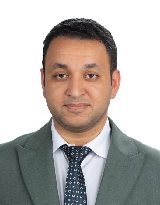 عميد الكلية يهنئ د محمد هانئ لترقيته الى أستاذ مساعد