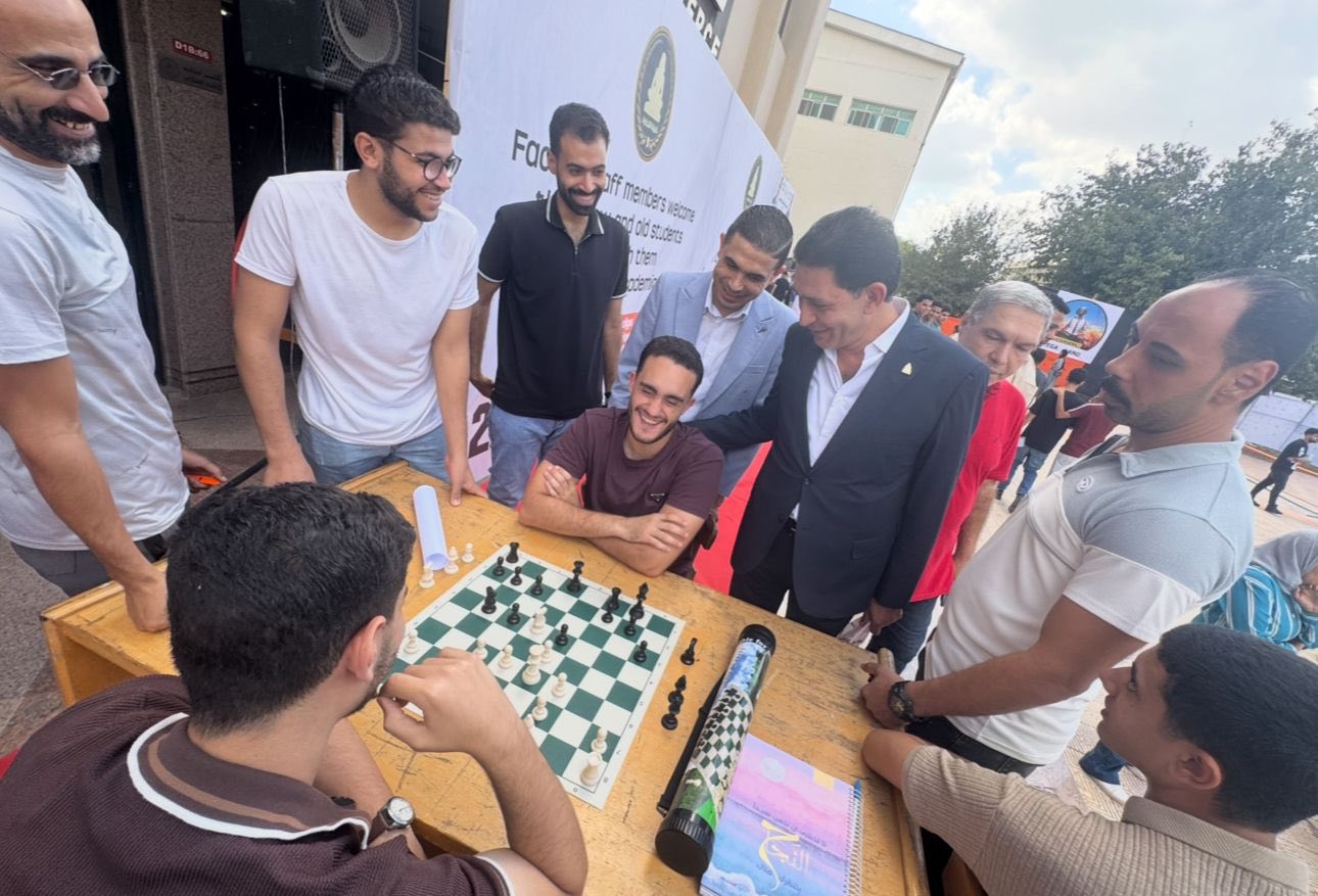فى أول يوم دراسى ...عميد ووكيل الكلية يشاركان الطلاب أنشطتهم 