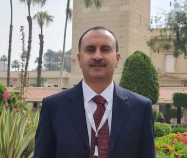 عميد الكلية يهنئ د محمد مصطفى لترقيته الى استاذ مساعد 